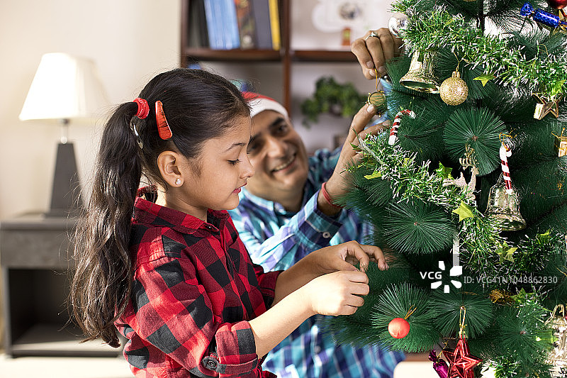 父女装饰圣诞树图片素材