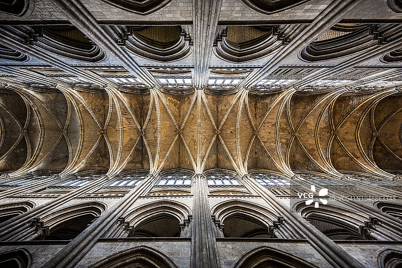 法国鲁昂哥特式大教堂的尖肋拱顶的竖版视图图片素材