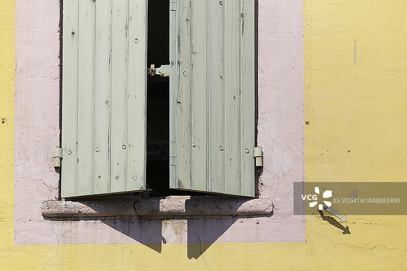 法国鲁西荣的一扇旧窗户图片素材