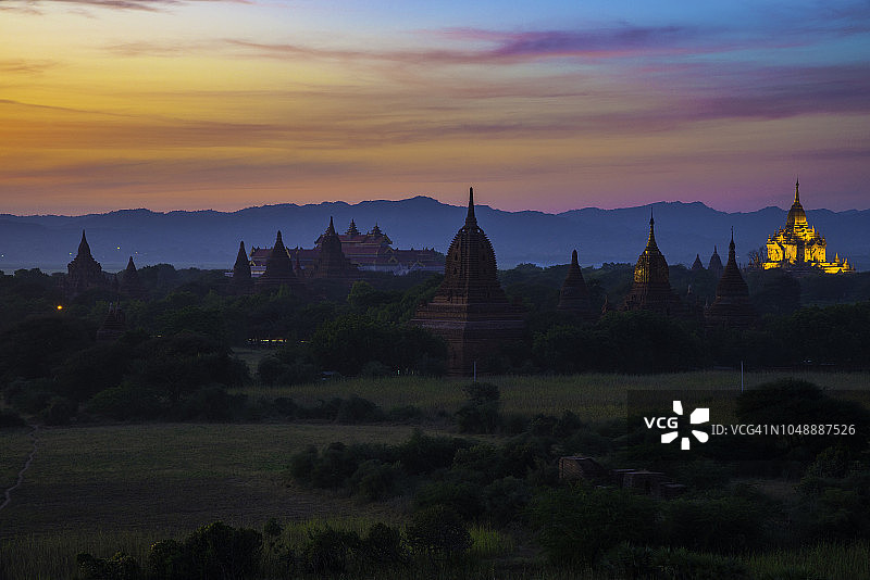 缅甸蒲甘古城佛塔黄昏景色图片素材