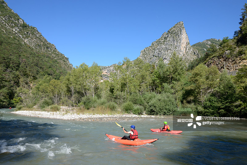 在韦尔东河上划独木舟图片素材