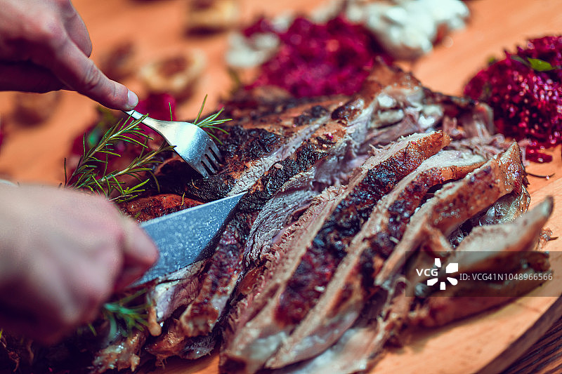 切割多汁的肉块图片素材