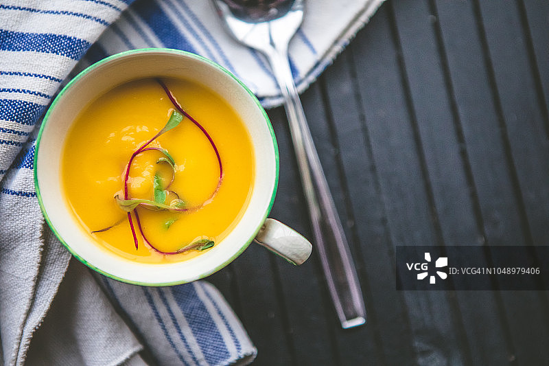 茶杯里的奶油南瓜汤图片素材