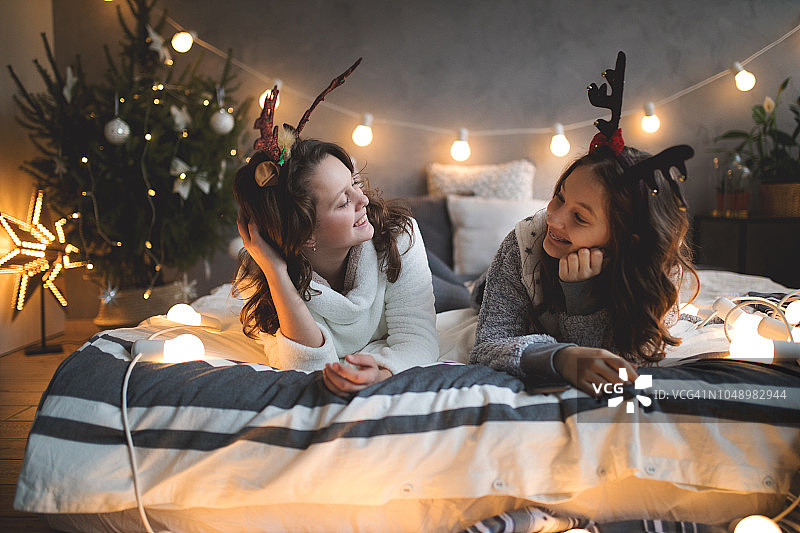 青少年朋友玩得开心图片素材