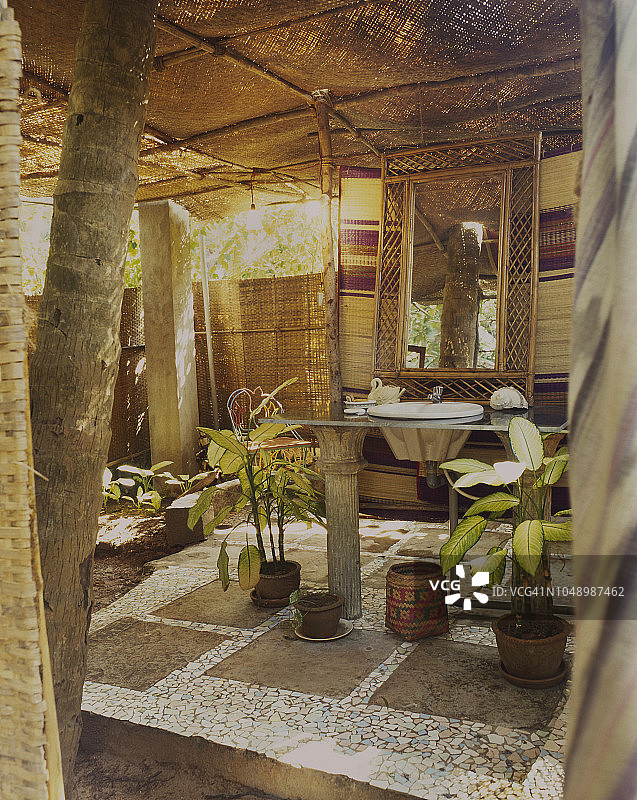 马诺利塔之家的乡村户外浴室入口图片素材