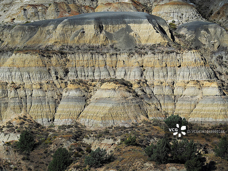 西奥多·罗斯福国家公园北区，膨润土粘土和恶地的差异侵蚀层细节图片素材