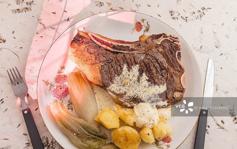 烤诺曼底牛排配菊苣图片素材