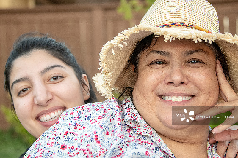 中年妇女与女儿合影微笑图片素材