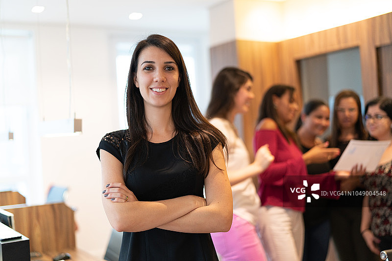 办公室里自信的女商人双手交叉肖像图片素材