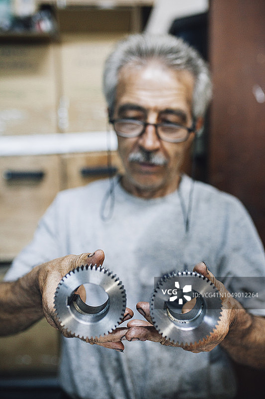 工程师检查齿轮轴承图片素材