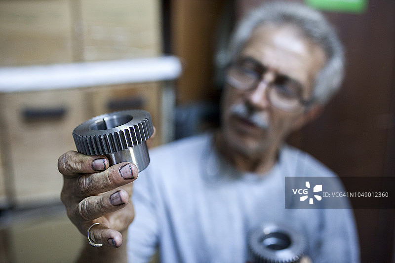 工程师检查齿轮轴承图片素材