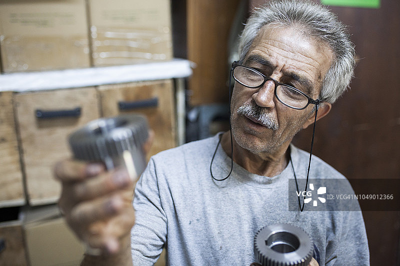 工程师检查齿轮轴承图片素材