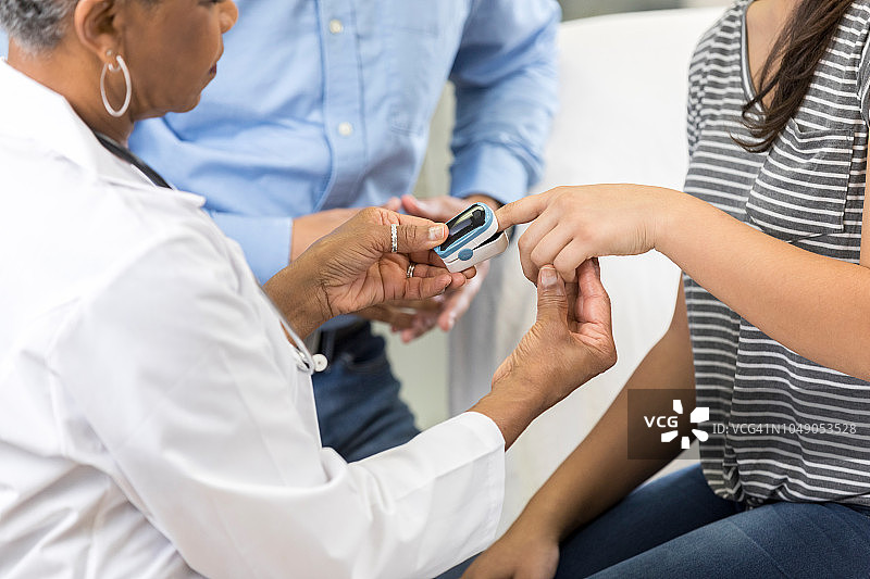医生检查女患者的氧气水平图片素材