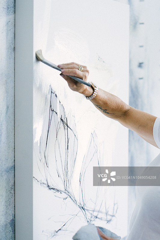 女人在艺术工作室里绘画图片素材