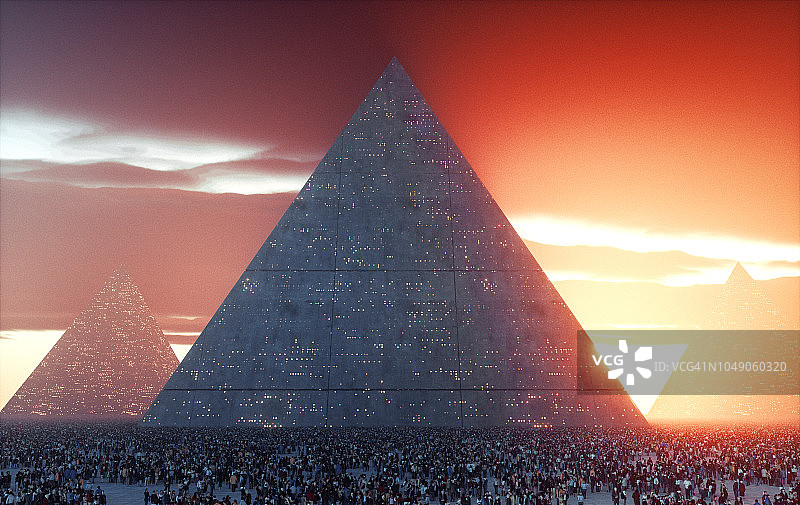 拥有大量人群的未来主义金字塔城市图片素材