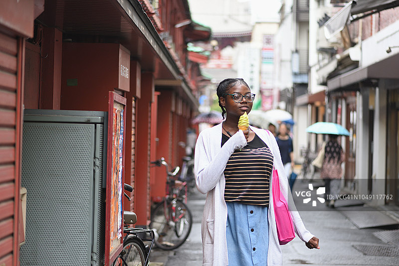 年轻旅行者享用抹茶冰淇淋图片素材