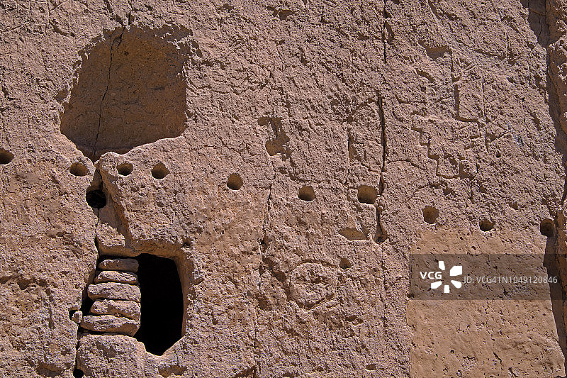 美国新墨西哥州班德利尔国家纪念碑的长屋普韦布洛/悬崖住所中熊脸岩画的特写图片素材