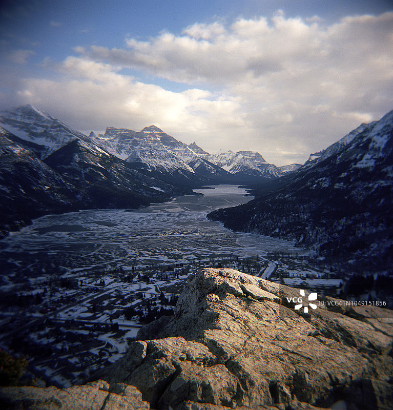 从熊山顶看到的沃特顿湖，艾伯塔省图片素材