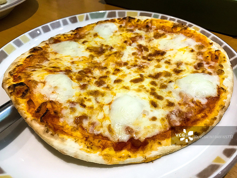 横滨餐桌上的意大利披萨图片素材