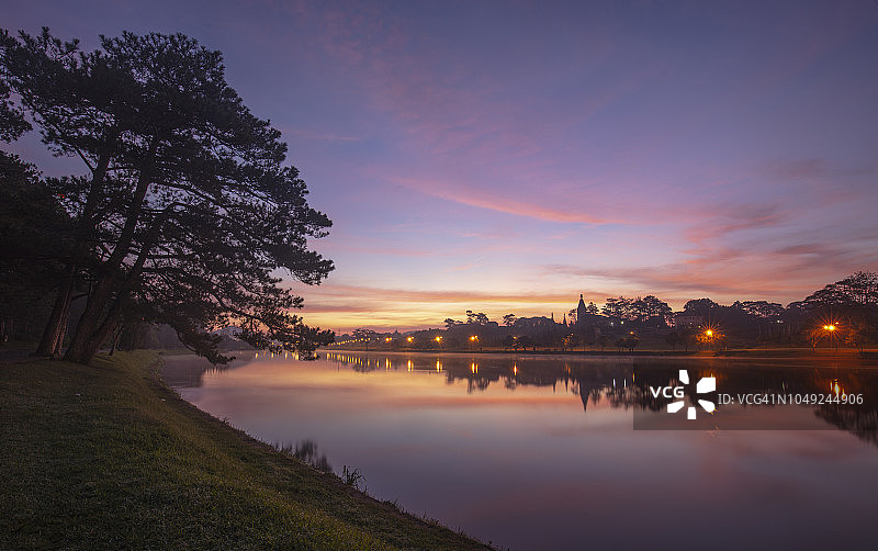 越南大叻春香湖的黎明图片素材