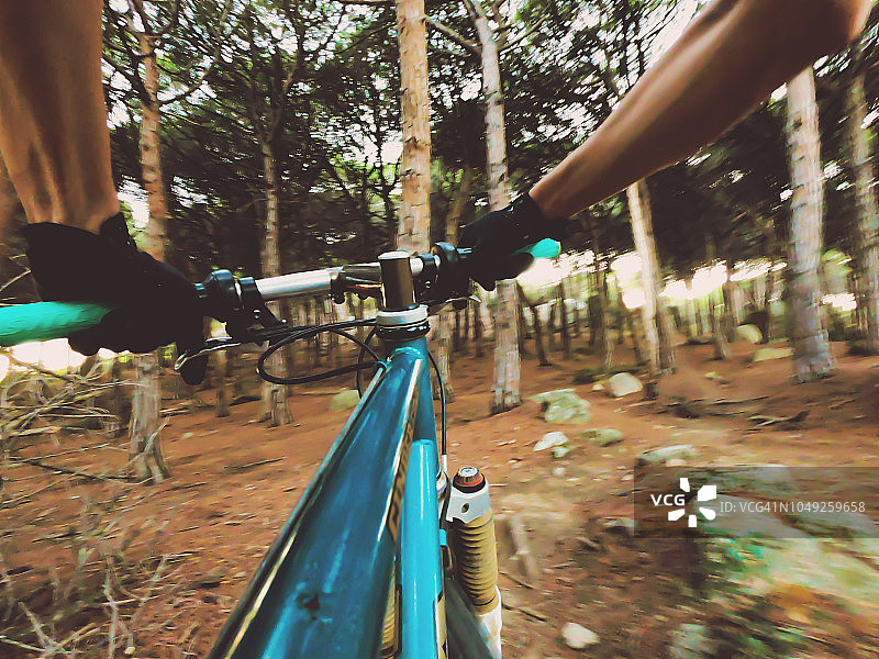 山地自行车骑行第一视角图片素材