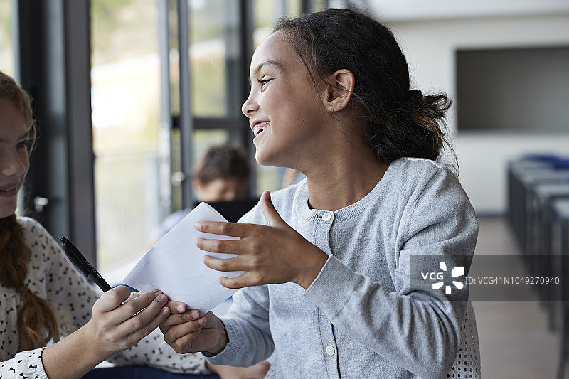 女朋友们在教室里一起欢笑图片素材