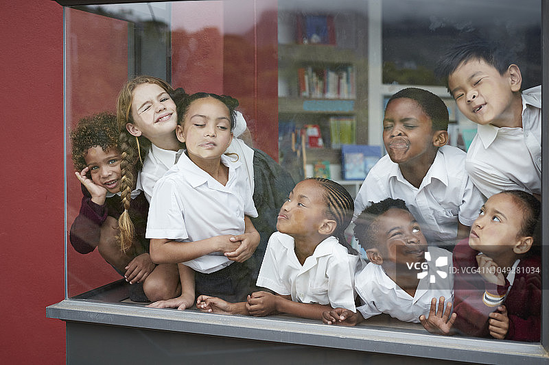 在图书馆隔窗相望的学生图片素材