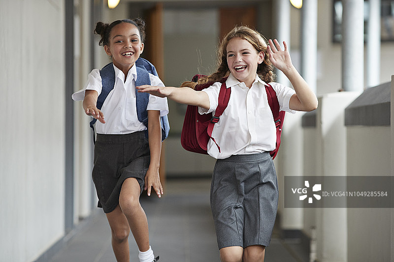 女学生在校园里奔跑欢笑图片素材