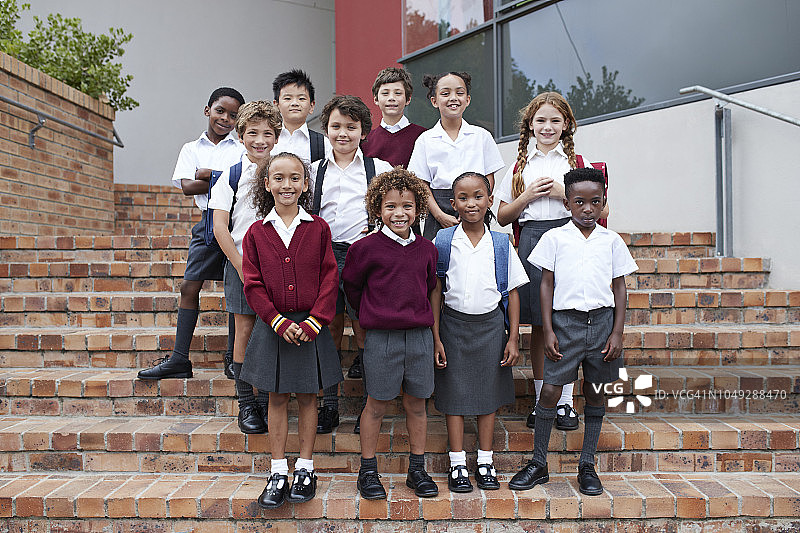 学校大楼前楼梯上的学生合影图片素材