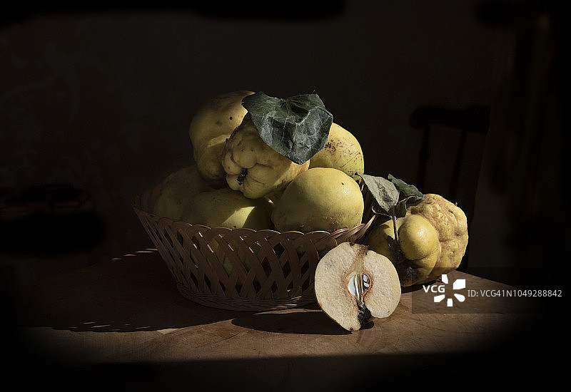 篮子里的榅桲图片素材