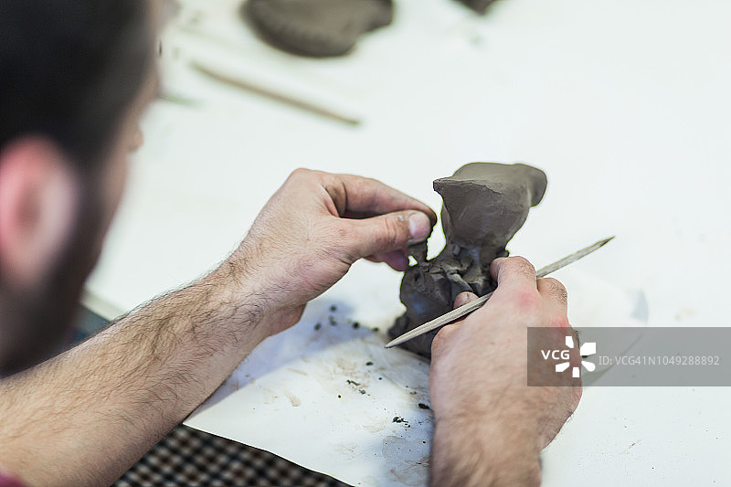 一群人学习陶瓷艺术图片素材