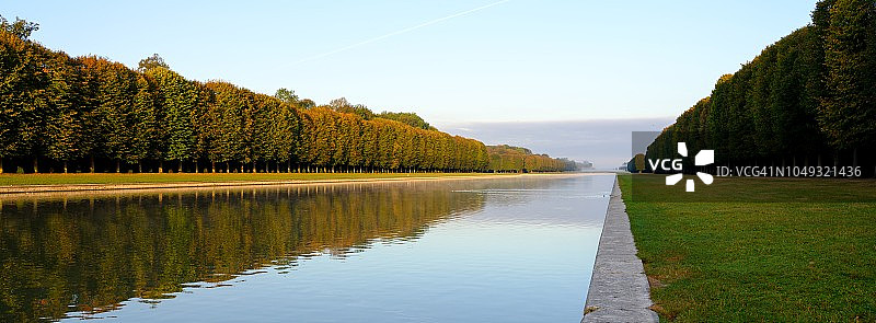 凡尔赛宫大运河的日出与倒影图片素材