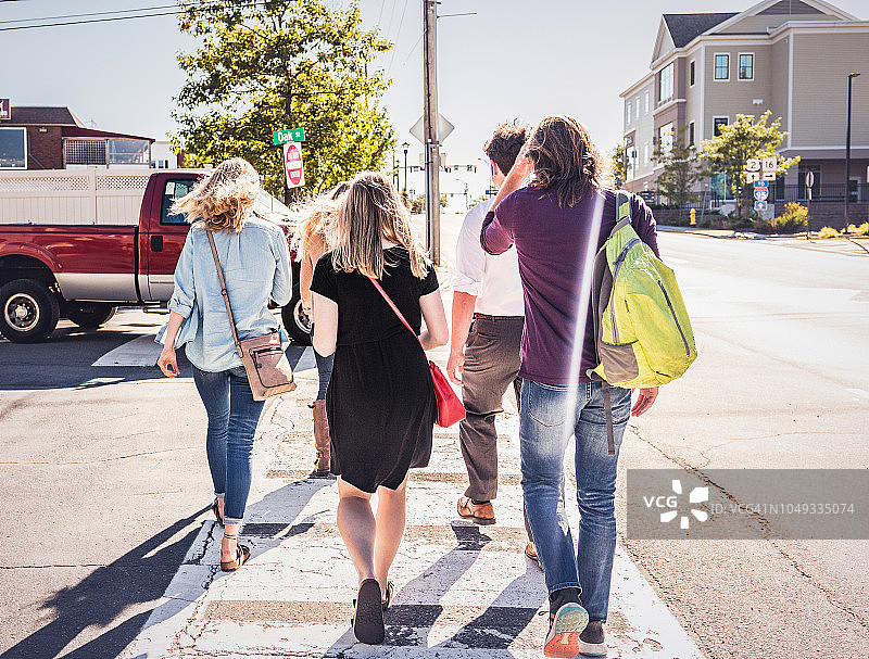 一群年轻人正在过马路图片素材