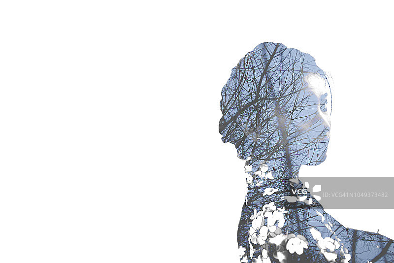 美丽女人与蓝色森林的双重曝光图片素材