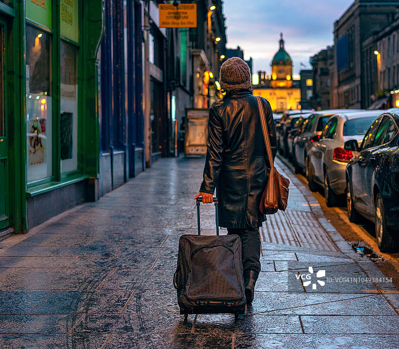 携带行李的游客图片素材