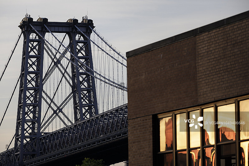 黄昏时分的威廉斯堡大桥细节图片素材