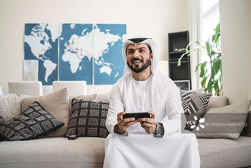 在家玩电子游戏的阿拉伯父亲图片素材