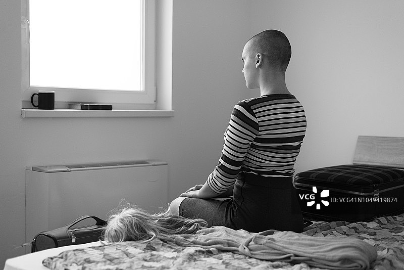 坐在床上患有癌症的女人图片素材