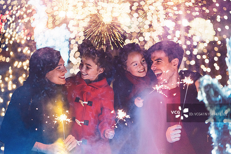 幸福家庭庆祝圣诞节图片素材