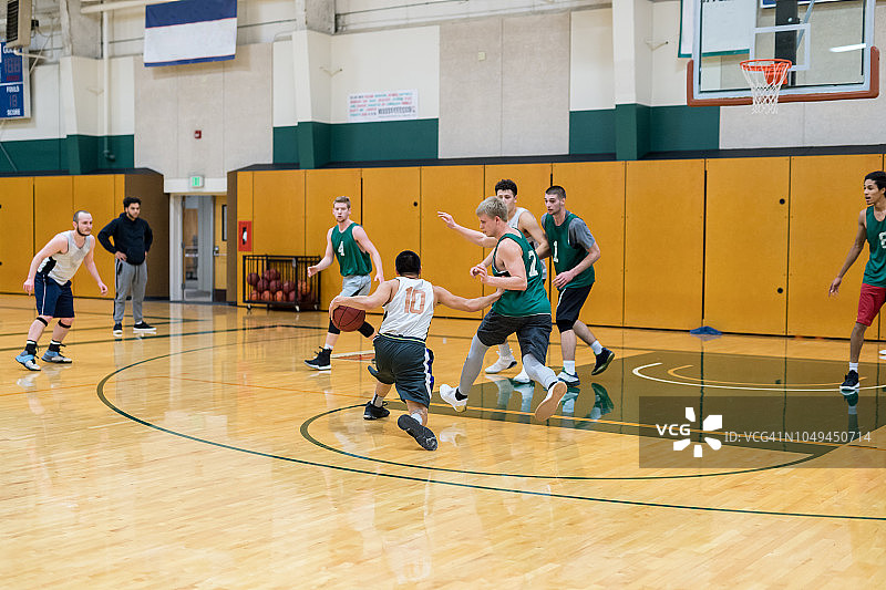 大学篮球训练图片素材