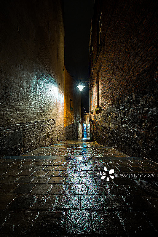 夜间狭窄的街道景观图片素材