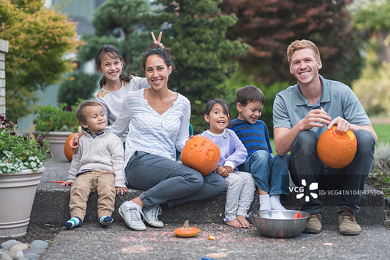 重组家庭雕刻南瓜肖像图片素材