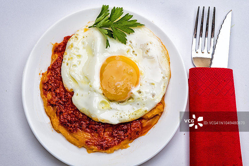 地中海美食：红薯泥配索布拉萨达香肠和煎蛋图片素材