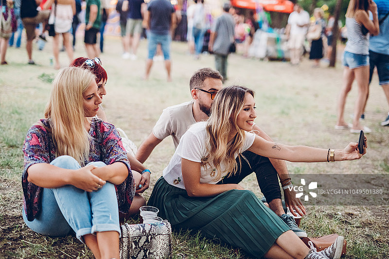 一群人在音乐节上图片素材