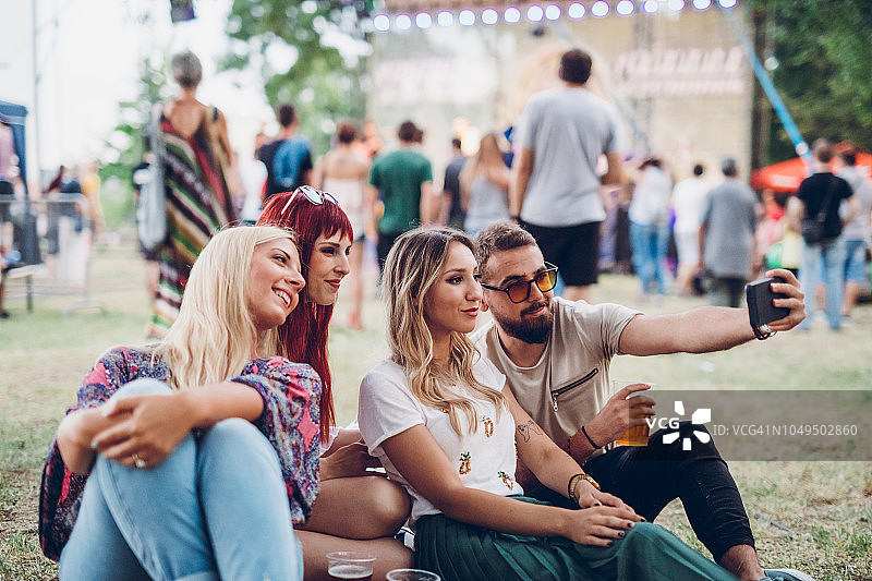 一群人在音乐节上图片素材