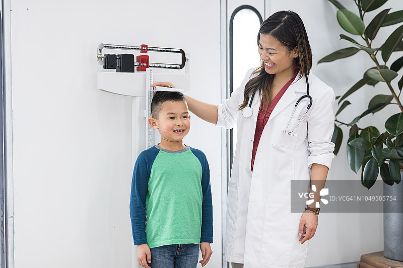 在医生办公室的小男孩图片素材