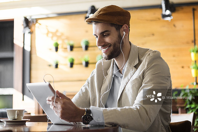 年轻男人使用平板电脑上网图片素材