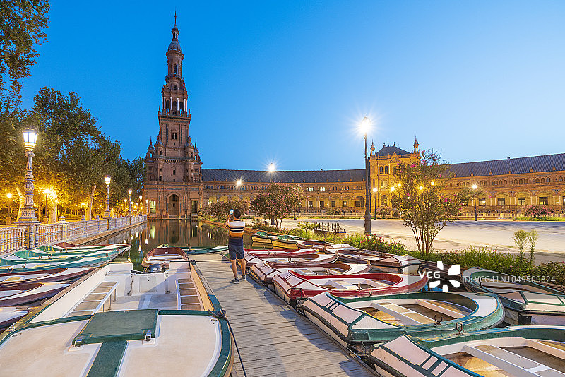 男人在塞维利亚西班牙广场拍摄古塔图片素材