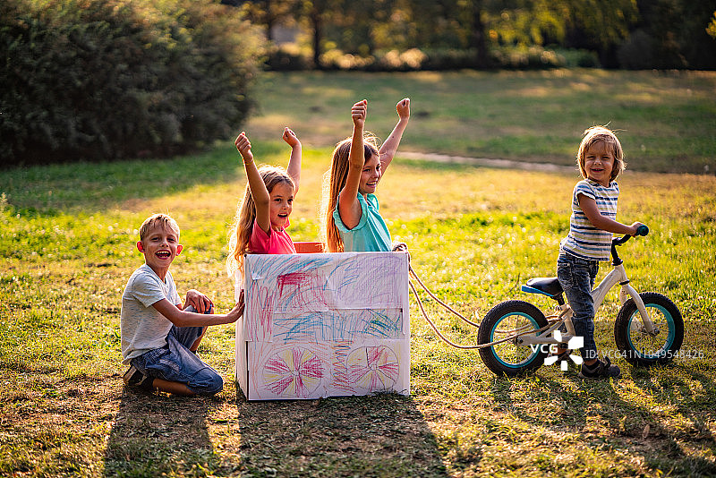 孩子们用纸箱做火车后的快乐时光图片素材