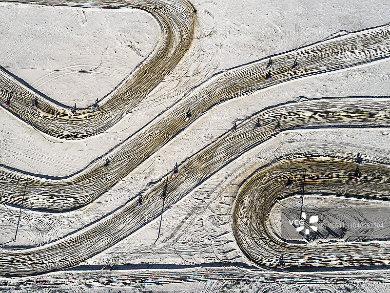 越野摩托车在荒野中飞驰的景观图片素材